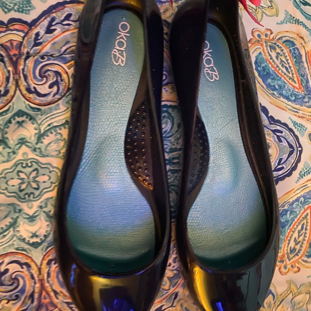 OKA b. Women's Glossy Black Flats